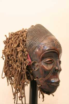 tchokwe (masque), d`afrique : Rép.dém. du Congo-Angola., statuette tchokwe (masque), masque ancien africain tchokwe (masque), art du Rép.dém. du Congo-Angola. - Art Africain, collection privées Belgique. Statue africaine de la tribu des tchokwe (masque), provenant du Rép.dém. du Congo-Angola., 1359/5359.Beau masque Tchokwé à visage féminin PWO.Une partie de la coiffure est taillée dans le bois ,l